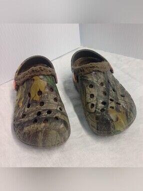CROCS Kids Camouflage Faux-Fur Lined Clogs - Green, Brown 6/7